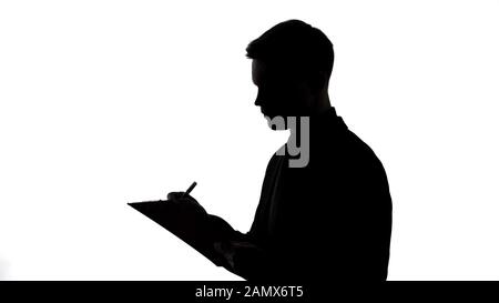 Silhouette di uomo nella cartella di tenuta del vestito, scrittura dei risultati del sondaggio, questionario Foto Stock