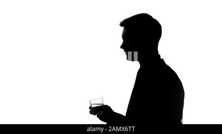 Giovane uomo silhouette bere acqua minerale, equilibrio di pH in corpo sano, dieta Foto Stock