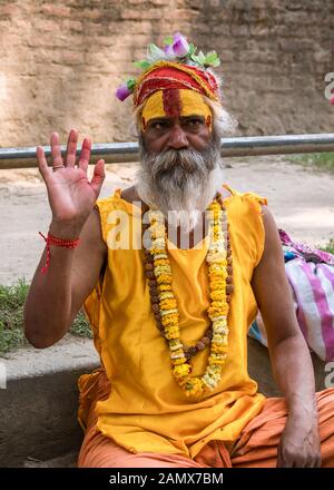 Sadhu (uomo santo) nel complesso di Pashupatinath, Kathmandu, Nepal Foto Stock