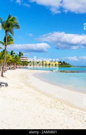 Spiaggia di sabbia bianca e onde sulla costa del Mar dei Caraibi, Messico. Riviera Maya. Immagine senza persone. Foto Stock