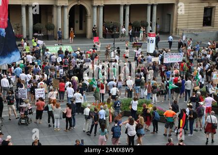 Sydney, Australia. 15th gennaio 2020. Uni Students for Climate Justice ha organizzato una protesta chiamata "Sydney Protesta: Fare pagare I Criminali del clima! Sacco Scomo!" I Manifestanti si sono incontrati presso la Customs House prima di marciare negli uffici delle aziende energetiche, AGL e Energy Australia. Credito: Richard Milnes/Alamy Live News Foto Stock