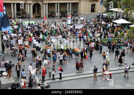 Sydney, Australia. 15th gennaio 2020. Uni Students for Climate Justice ha organizzato una protesta chiamata "Sydney Protesta: Fare pagare I Criminali del clima! Sacco Scomo!" I Manifestanti si sono incontrati presso la Customs House prima di marciare negli uffici delle aziende energetiche, AGL e Energy Australia. Credito: Richard Milnes/Alamy Live News Foto Stock