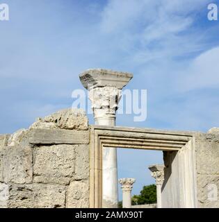 Close-up rovine della famosa basilica paleocristiana noto come il 1935 basilica con colonne e enrance cornice in pietra nel muro antico Chersonesus t Foto Stock