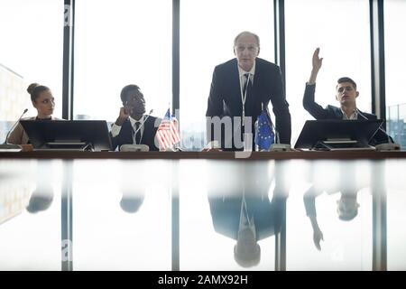 Senior leader politici in tuta e permanente a parlare nel corso di dibattiti politici a una conferenza Foto Stock