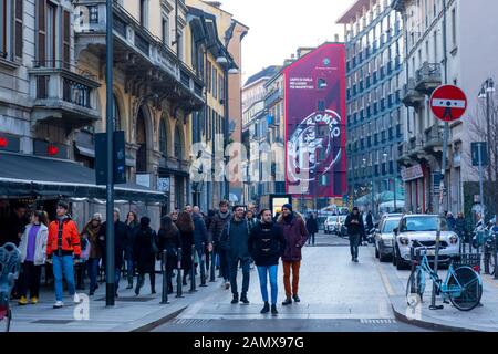 Milano, Italia: pubblicità gigante di vetture Alfa Romeo sulla parete edilizia in Corso Garibaldi street, Milano centro. Foto Stock