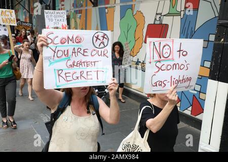 Sydney, Australia. 15th gennaio 2020. Uni Students for Climate Justice ha organizzato una protesta chiamata "Sydney Protesta: Fare pagare I Criminali del clima! Sacco Scomo!" I Manifestanti si sono incontrati presso la Customs House prima di marciare negli uffici delle aziende energetiche, AGL e Energy Australia. Credito: Richard Milnes/Alamy Live News Foto Stock