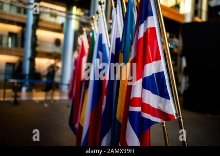 15 gennaio 2020, Francia, Straßburg: La bandiera della Gran Bretagna (r) e di altri stati membri dell'UE è appesa ai flagelli dell'edificio del Parlamento europeo. Foto: Philipp von Ditfurth/dpa Foto Stock