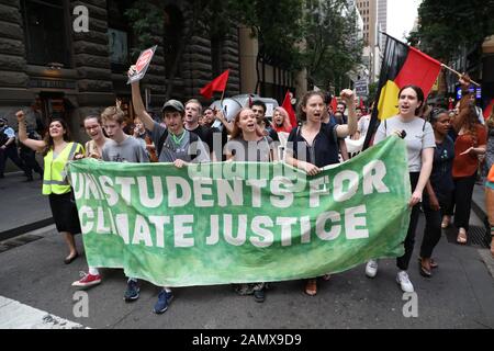 Sydney, Australia. 15th gennaio 2020. Uni Students for Climate Justice ha organizzato una protesta chiamata "Sydney Protesta: Fare pagare I Criminali del clima! Sacco Scomo!" I Manifestanti si sono incontrati presso la Customs House prima di marciare negli uffici delle aziende energetiche, AGL e Energy Australia. Credito: Richard Milnes/Alamy Live News Foto Stock