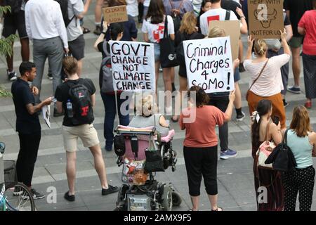 Sydney, Australia. 15th gennaio 2020. Uni Students for Climate Justice ha organizzato una protesta chiamata "Sydney Protesta: Fare pagare I Criminali del clima! Sacco Scomo!" I Manifestanti si sono incontrati presso la Customs House prima di marciare negli uffici delle aziende energetiche, AGL e Energy Australia. Credito: Richard Milnes/Alamy Live News Foto Stock