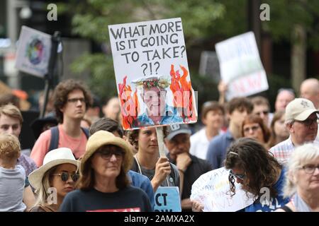 Sydney, Australia. 15th gennaio 2020. Uni Students for Climate Justice ha organizzato una protesta chiamata "Sydney Protesta: Fare pagare I Criminali del clima! Sacco Scomo!" I Manifestanti si sono incontrati presso la Customs House prima di marciare negli uffici delle aziende energetiche, AGL e Energy Australia. Credito: Richard Milnes/Alamy Live News Foto Stock