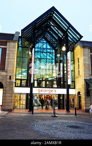 Centro commerciale di St George al tramonto in inverno, Preston, Regno Unito Foto Stock