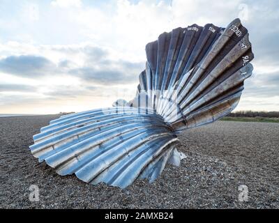 Una vista laterale del guscio scultura sulla spiaggia di Aldeburgh appena dopo la pulizia contro uno sfondo di scandole Foto Stock