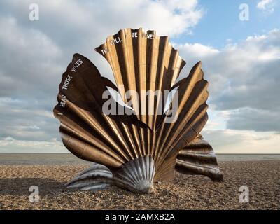 Una vista del guscio scultura sulla spiaggia di Aldeburgh in condizioni di luce solare intensa con le nuvole nel cielo. Foto Stock