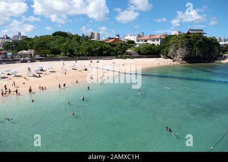 Spiaggia di Naminoue a Naha, Okinawa, Giappone, Asia. I giapponesi nuotano e i turisti si rilassano durante le vacanze, godendosi l'acqua di mare cristallina Foto Stock