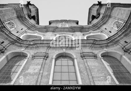 Cattedrale di San Giacomo di Innsbruck (Dom zu St. Jakob), vista bianca e nera della facciata Foto Stock