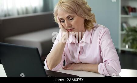 Donna matura addormentarsi sul posto di lavoro, mancanza di vitamine ed energia, stanco Foto Stock