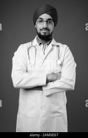 Giovani indiani barbuto Sikh medico uomo indossa turbante Foto Stock