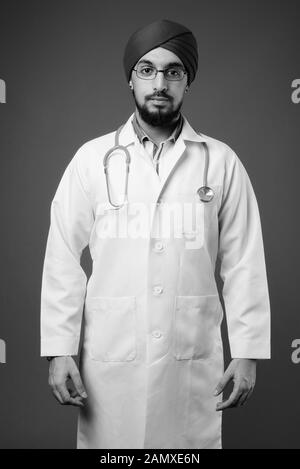 Giovani indiani barbuto Sikh medico uomo indossa turbante Foto Stock