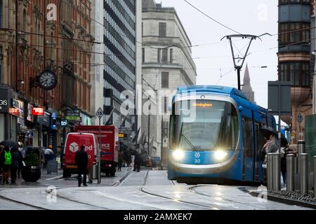 Tram della metropolitana West Midlands in inverno, Corporation Street, Birmingham centro città, Regno Unito Foto Stock