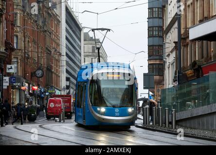 Tram della metropolitana West Midlands in inverno, Corporation Street, Birmingham centro città, Regno Unito Foto Stock