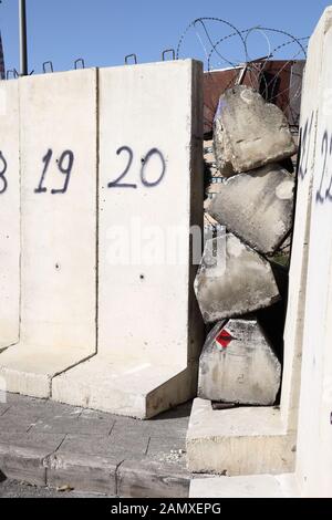 Editoriale di Beirut, Libano-12.24.2019: il governo blocca l'accesso a Nijmeh Square nel centro cittadino di Beirut per impedire che i manifestanti di raggiungere il parlamento bldg. Foto Stock