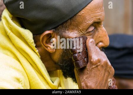 Ritratto del monaco etiope fuori dal monastero di Kebran Gabriel, Kebran Gabriel Island, Lago Tana. Etiopia. Foto Stock