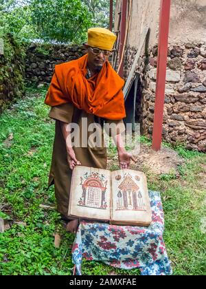 I tesori del monastero includono un antico manoscritto illuminato. Kebran Gabriel Monastero, Kebran Gabriel Island, Lago Tana. Etiopia. Foto Stock