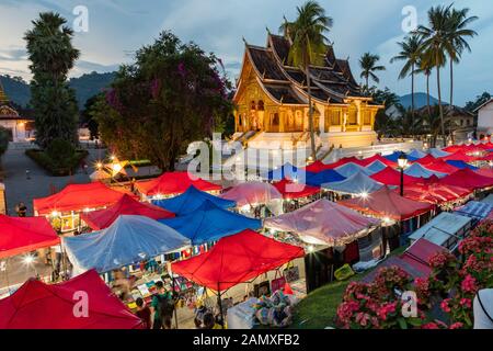 Mercato notturno di Luang Prabang e Palazzo reale di Luang Prabang o Museo nazionale di Luang Prabang, Laos. Foto Stock