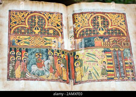 I tesori del monastero includono un antico manoscritto illuminato. Kebran Gabriel Monastero, Kebran Gabriel Island, Lago Tana. Etiopia. Foto Stock