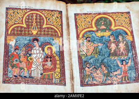 I tesori del monastero includono un antico manoscritto illuminato. Kebran Gabriel Monastero, Kebran Gabriel Island, Lago Tana. Etiopia. Foto Stock