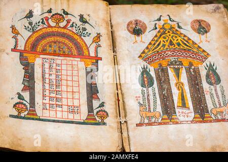 I tesori del monastero includono un antico manoscritto illuminato. Kebran Gabriel Monastero, Kebran Gabriel Island, Lago Tana. Etiopia. Foto Stock