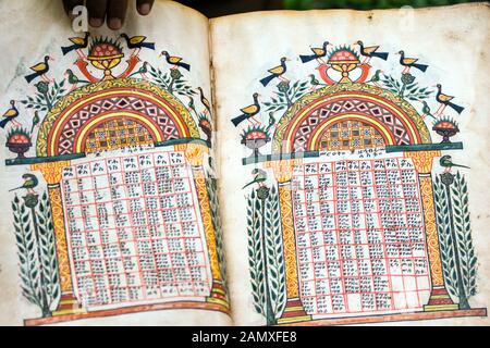 I tesori del monastero includono un antico manoscritto illuminato. Kebran Gabriel Monastero, Kebran Gabriel Island, Lago Tana. Etiopia. Foto Stock