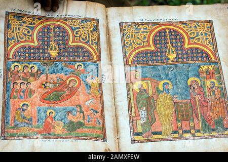 I tesori del monastero includono un antico manoscritto illuminato. Kebran Gabriel Monastero, Kebran Gabriel Island, Lago Tana. Etiopia. Foto Stock