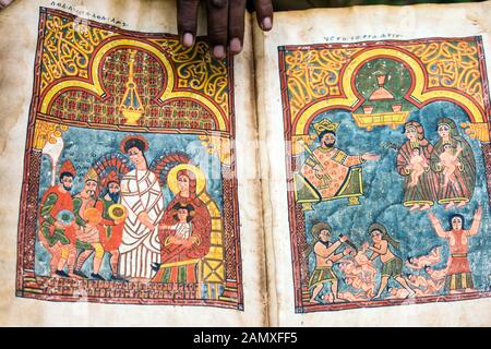 I tesori del monastero includono un antico manoscritto illuminato. Kebran Gabriel Monastero, Kebran Gabriel Island, Lago Tana. Etiopia. Foto Stock