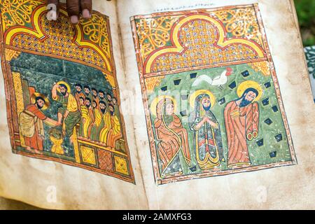 I tesori del monastero includono un antico manoscritto illuminato. Kebran Gabriel Monastero, Kebran Gabriel Island, Lago Tana. Etiopia. Foto Stock