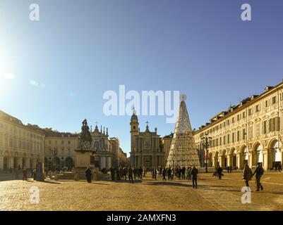 Piazza San Carlo piazza nel centro storico con le persone, i turisti e il moderno albero di natale su un soleggiato del giorno di Natale, Torino, Piemonte, Italia Foto Stock