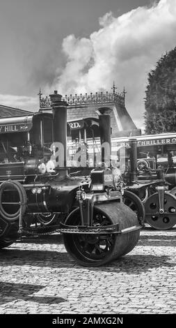 Motori di trazione a vapore d'epoca in bianco e nero conservati e in mostra presso una mostra di motori a vapore, Severn Valley Heritage Steam Railway, Regno Unito Foto Stock