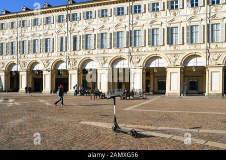 Scooter elettrici per la condivisione parcheggiato in Piazza San Carlo nel centro storico di Torino nella parte anteriore del Renaud di Faliçon Palace, Piemonte, Italia Foto Stock