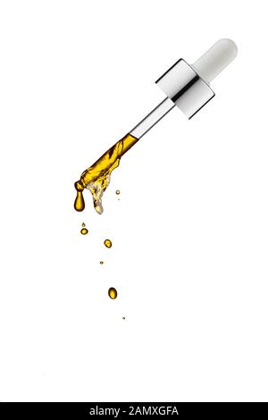 Pipetta di cosmetici di olio cosmetico close-up su uno sfondo bianco . Foto Stock