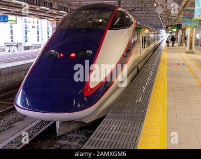 Una E3 Serie Yamagata Shinkansen treno in Giappone rampa est della Stazione Shinjo. Foto Stock