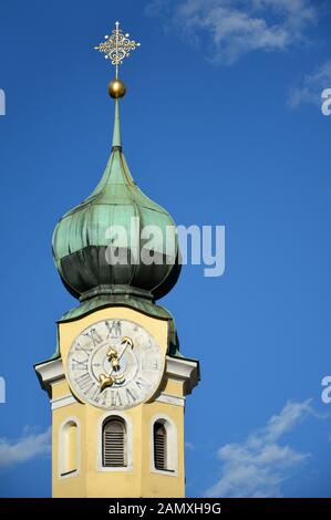 Campanile con orologio, Antoniuskirche / chiesa di Sant'Antonio a Lienz, Austria Foto Stock