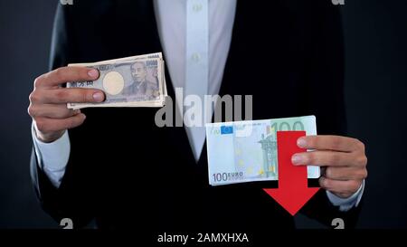 Banconote in euro, in calo rispetto allo yen giapponese, previsioni finanziarie Foto Stock