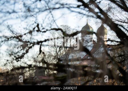 Seeon, Germania. 15th Gen 2020. Il monastero di Seeon, sede della riunione chiusa del gruppo parlamentare CSU, si può vedere dietro gli alberi a Klostersee. Credito: Lino Mirgeler/Dpa/Alamy Live News Foto Stock