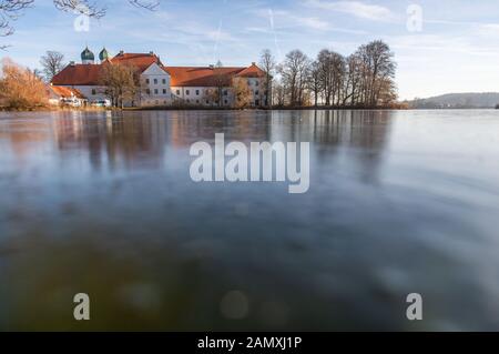 Seeon, Germania. 15th Gen 2020. Il monastero Seeon, sede della riunione chiusa del gruppo parlamentare CSU si riflette nel ghiaccio del lago del monastero. Credito: Lino Mirgeler/Dpa/Alamy Live News Foto Stock