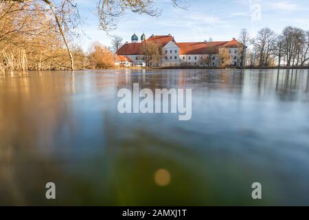 Seeon, Germania. 15th Gen 2020. Il monastero Seeon, sede della riunione chiusa del gruppo parlamentare CSU si riflette nel ghiaccio del lago del monastero. Credito: Lino Mirgeler/Dpa/Alamy Live News Foto Stock