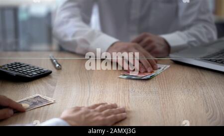 Uomo che scambia yen giapponesi per euro, cambio valuta, cambio valuta Foto Stock