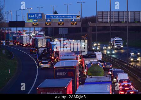 Ingorgo stradale sull'autostrada A1/M al crepuscolo Bramham incrocio Leeds Regno Unito Foto Stock