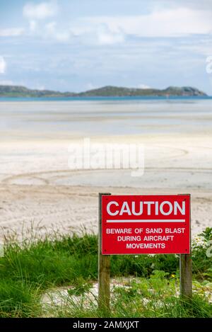 L'unica pista di sabbia all'aeroporto sulla spiaggia sulla Isle of Barra Foto Stock