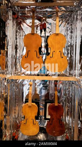 Chicago, Stati Uniti. 14th Gen 2020. I violini sono appesi per asciugare la vernice alla Chicago School of Violin Making a Skokie, Illinois, Stati Uniti, il 14 gennaio 2020. La Chicago School of Violin Making, che insegna le competenze tradizionali della realizzazione dello strumento, si trova a Skokie, un sobborgo di Chicago. Si iscrive studenti locali e internazionali che hanno l'intenzione di diventare professionisti del violino e di altri strumenti. Credit: Joel Lerner/Xinhua/Alamy Live News Foto Stock