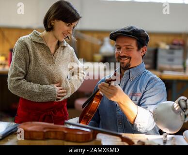 Chicago, Stati Uniti. 14th Gen 2020. Due studenti parlano di fare un violino alla Chicago School of Violin Making a Skokie, Illinois, Stati Uniti, il 14 gennaio 2020. La Chicago School of Violin Making, che insegna le competenze tradizionali della realizzazione dello strumento, si trova a Skokie, un sobborgo di Chicago. Si iscrive studenti locali e internazionali che hanno l'intenzione di diventare professionisti del violino e di altri strumenti. Credit: Joel Lerner/Xinhua/Alamy Live News Foto Stock
